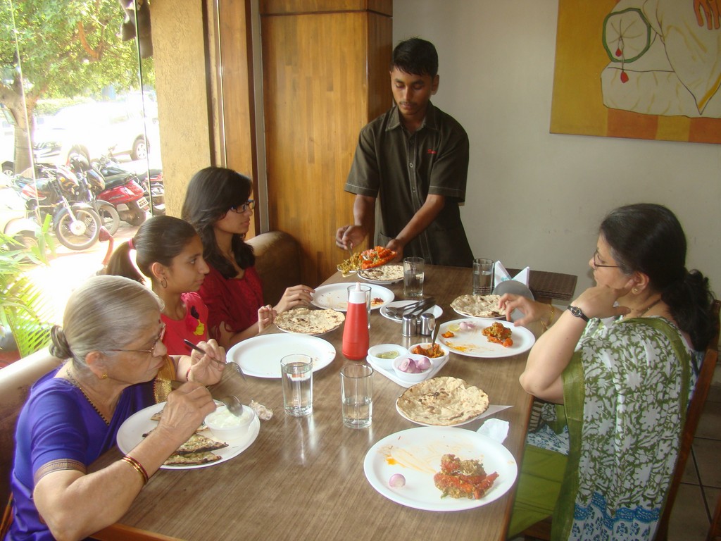 Hotel Sawai - waiting for lunch dishes to be served.JPG