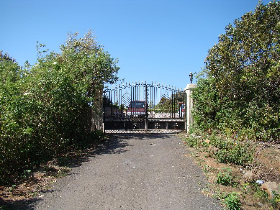 DSC02017.JPG - The main gate of Puja Farm - we enter the premises from here. This snap is taken from outside the gate.