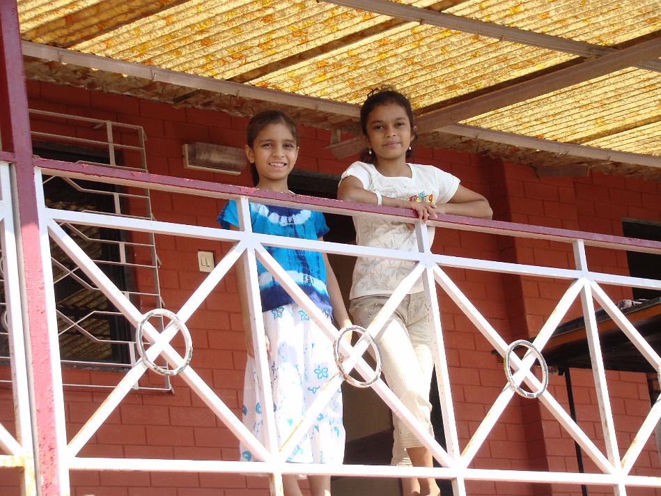 DSC02024.JPG - Tanvi and Sanvida on first floor