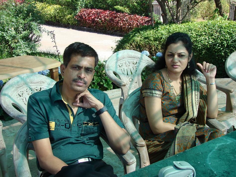 DSC02041.JPG - Waiting for lunch - Sanju and Madhavi
