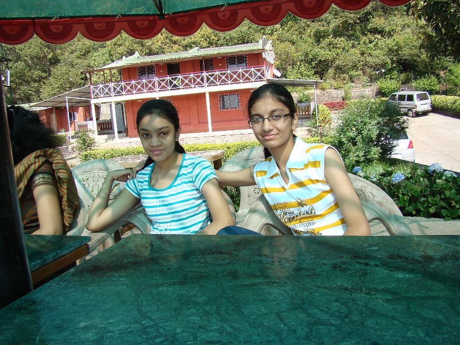 DSC02042.JPG - ...still waiting for lunch ...Vidisha and Eesha - best friends who would never leave each other for a minute during the whole stay...