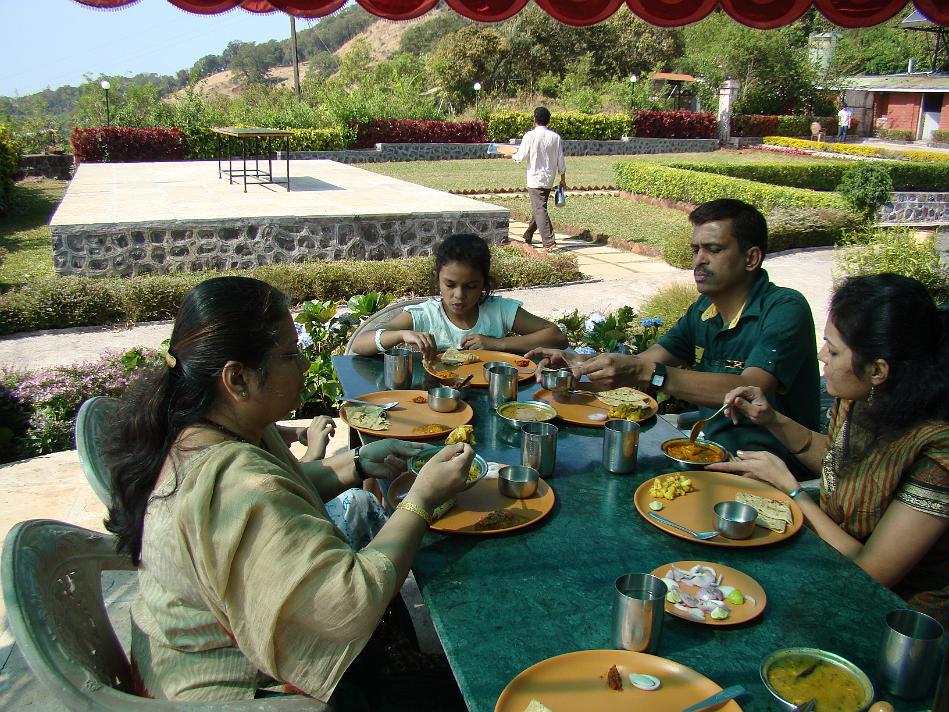 DSC02048.JPG - The food is not masaledar and hot but still tasty. Mahesh Sakpal makes so many rounds to serve food to clients..hence remains absolutely fit!