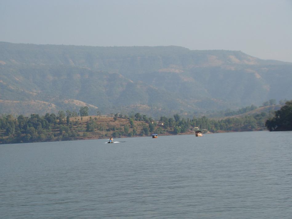 DSC02057.JPG - We went to Tapola for boat ride in Shivasagar - Koyna's backwater..