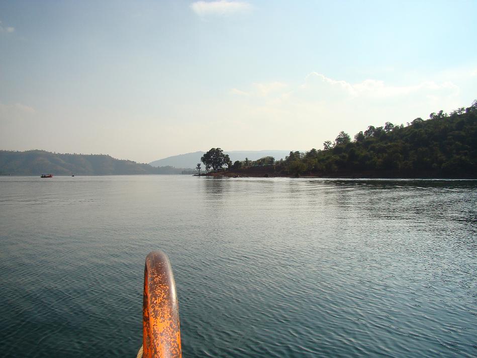 DSC02067.JPG - Both shores have greenery and boat ride is quite scenic - worth every rupee of 1120 that we paid...