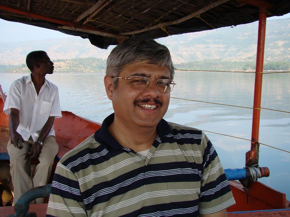 DSC02073.JPG - Yours truely - what was the reason for the smile? The boatman almost ready to "do his bit" to pollute water :(