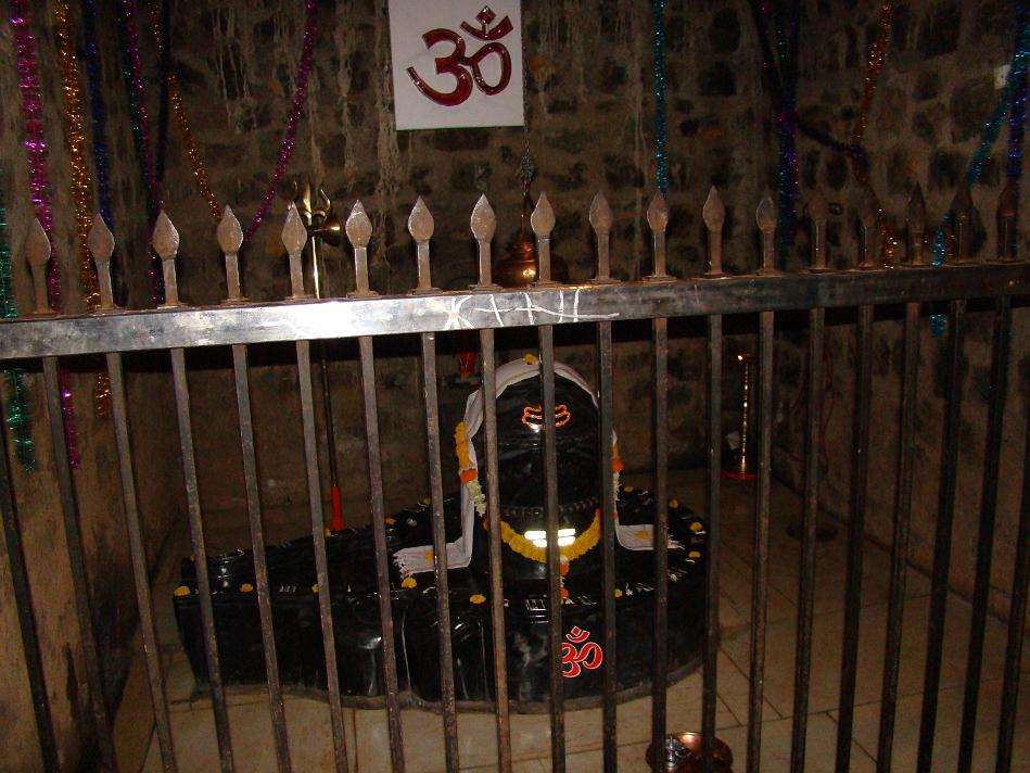 DSC02081.JPG - at the center of the subway, there is Shankar Linga