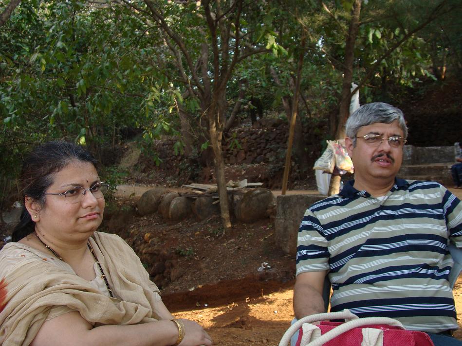 DSC02084.JPG - Gauri and yours truely waiting for refreshments