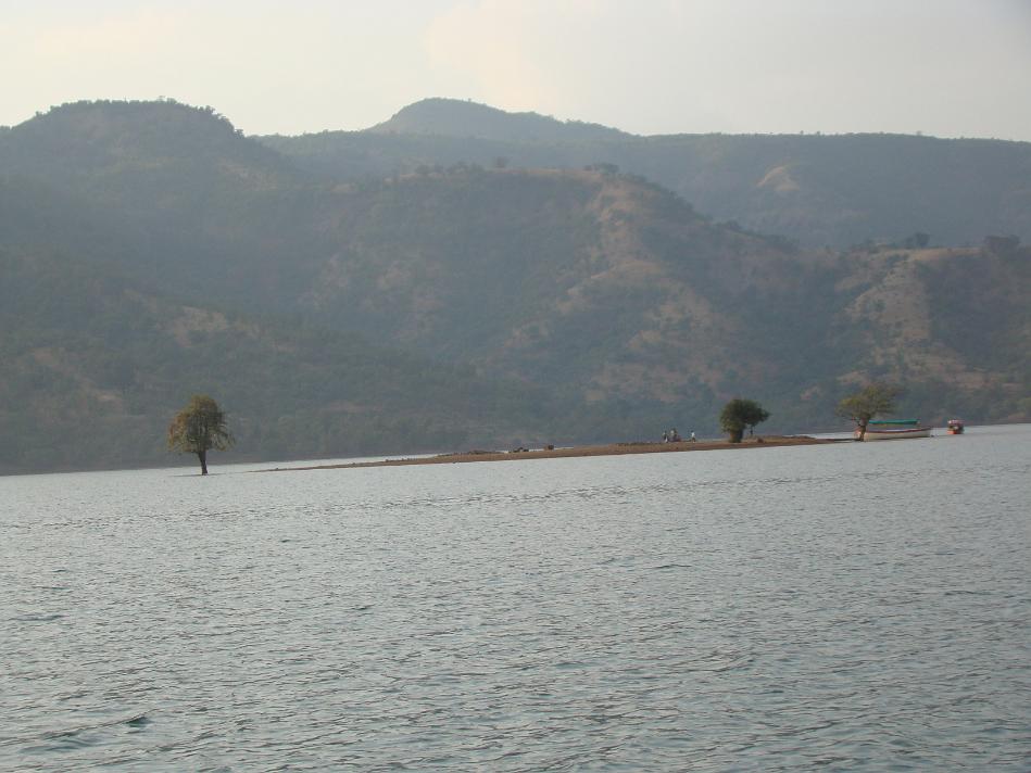 DSC02089.JPG - Triveni Sangam spot that was one of the 3 spots covered by Datta Mandir boat ride. We gave it a skip as there was some drunk group there plus there was nothing much to see on that small island