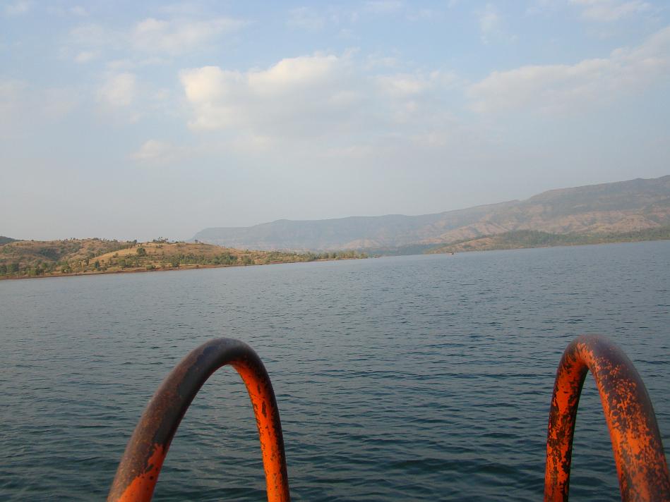 DSC02096.JPG - ...when coming back from Vasota Trek, our boat engine stopped in the middle of jalashaya.. Bhaiyya managed to help the boatman to start the engine...
