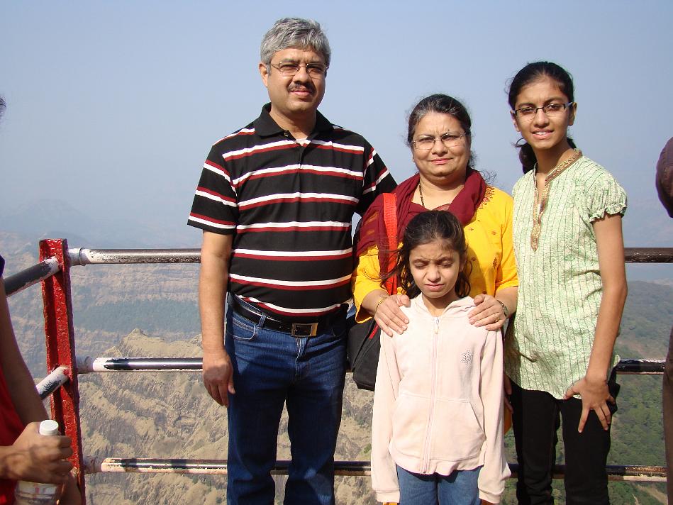 DSC02118.JPG - Full Dixit family - but whay is Tanvi closing her eyes? Ohh - I see lot of sun!!!