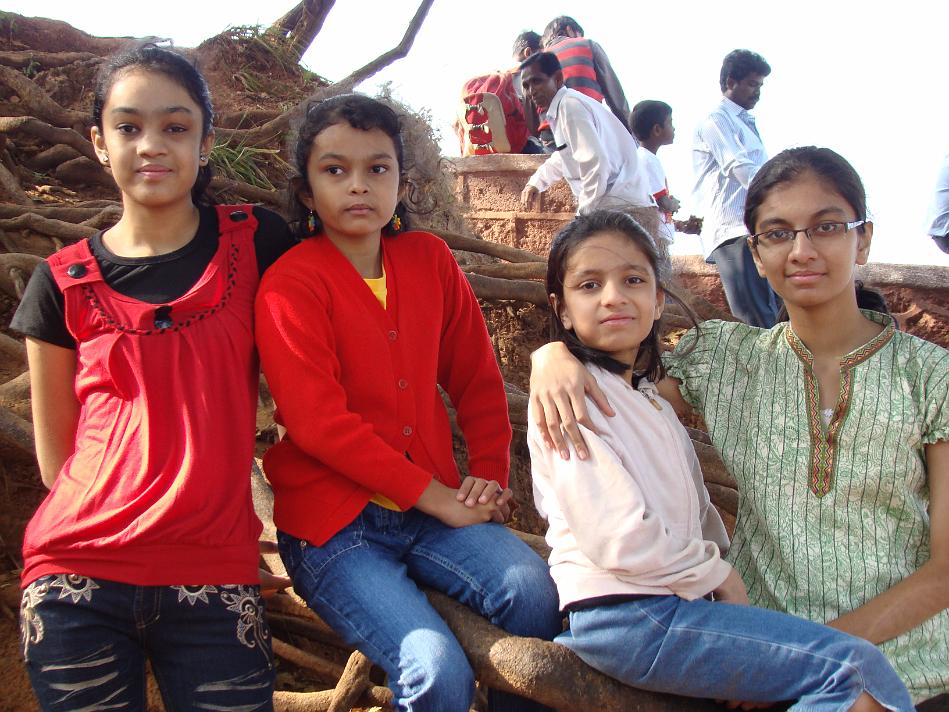 DSC02125.JPG - Vidisha, Sanvida, Tanvi and Eesha - Near Arthur Seat