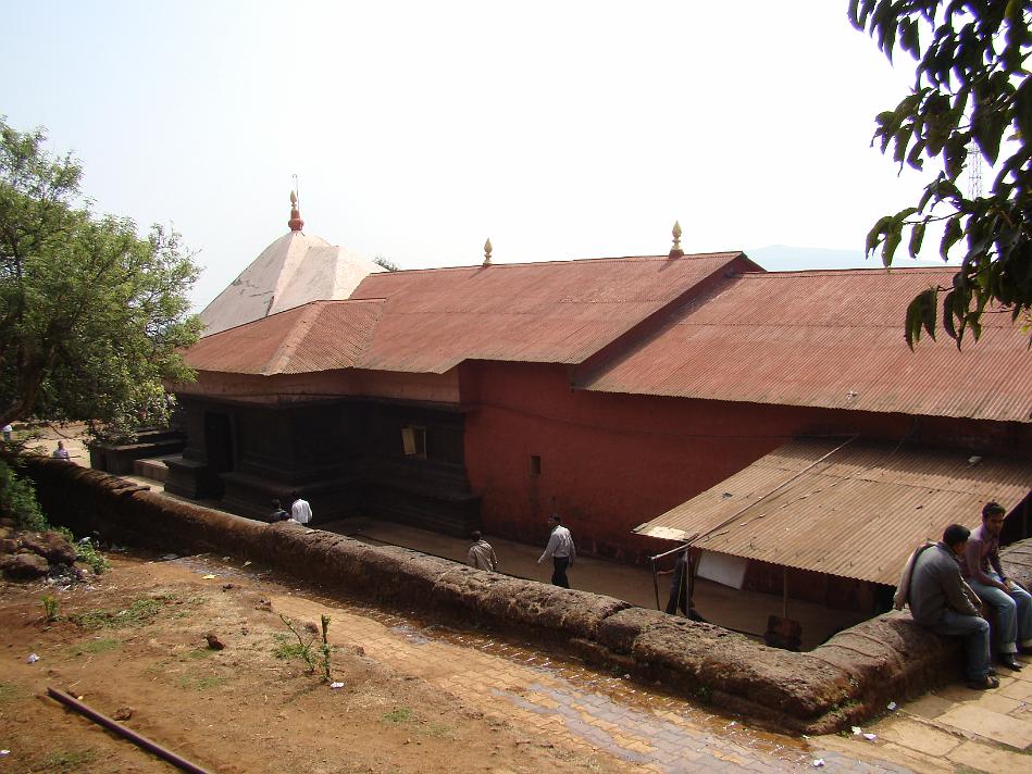 DSC02139.JPG - There are 3-4 temples near Panchaganga Mandir - This is side view of Atibaleshwar Temple
