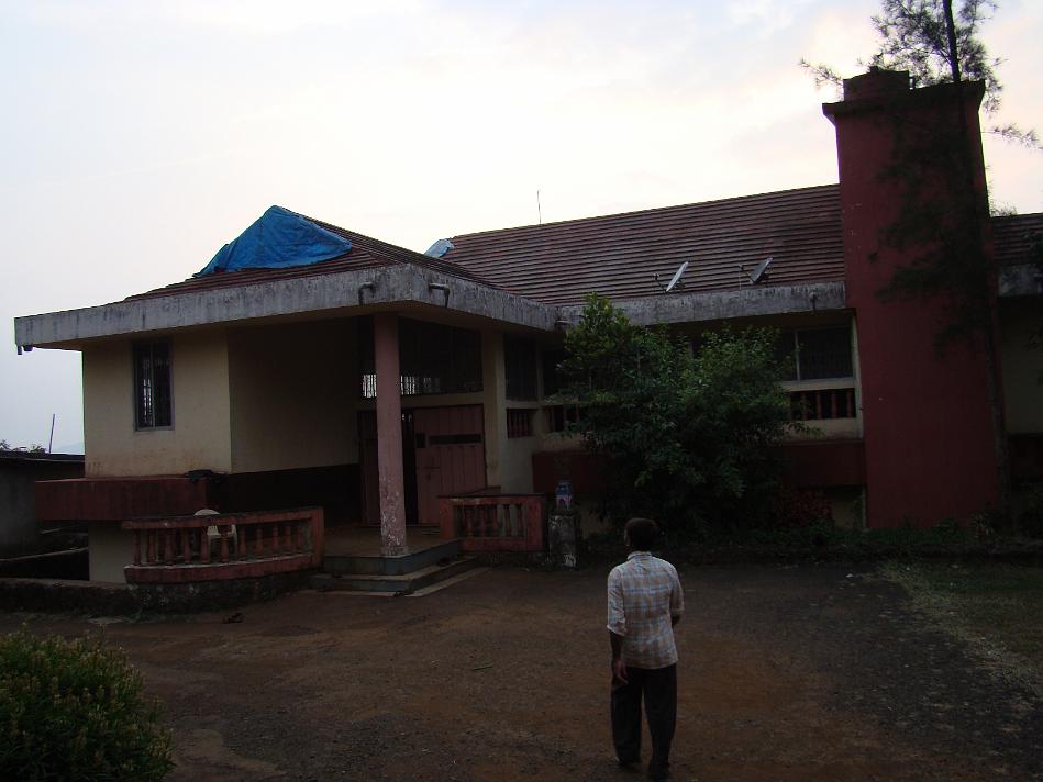 DSC02156.JPG - This is the bugnlow of Kisan Jadhav. Back to camera - Vasant More - cook!