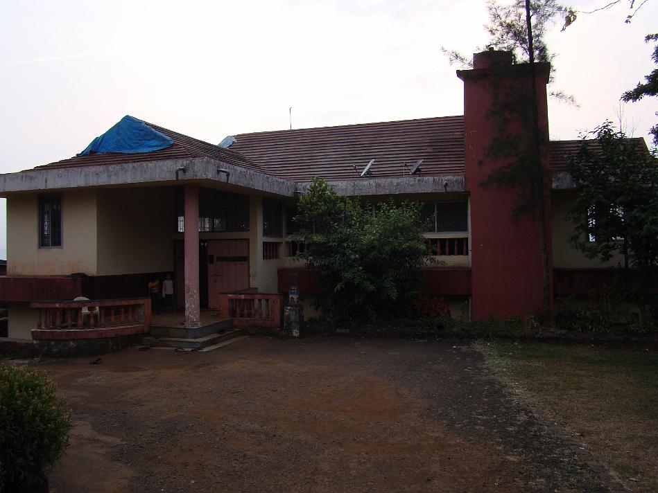 DSC02157.JPG - Another view of the bunglow. There is no service available in the rooms of the buglow. For tea or food, one has to come to Puja Farm that is 1-2 kms away!
